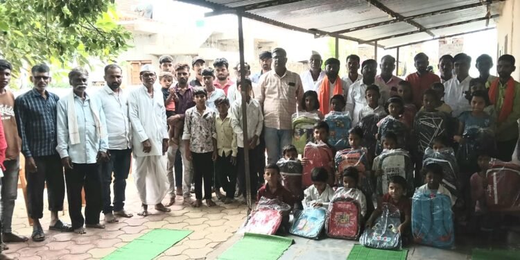 स्व.अनंत लेवडे यांच्या स्मृतिदिनानिमित्त शैक्षणिक साहित्याचे वितरण