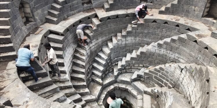 ऐतिहासिक वारसा जतन : वालूरच्या सर्पिलाकार बारवेचे पुनरुज्जीवन कार्य सुरू