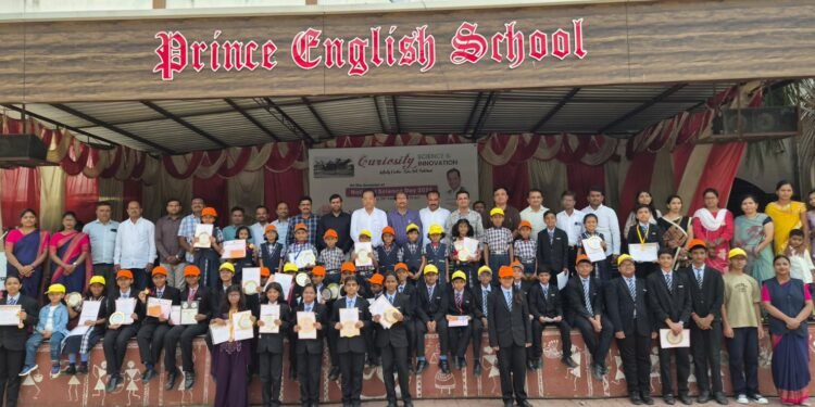 रोडगे प्रिन्स इंग्लिश स्कूलमध्ये गुणवंतांचा सत्कार