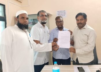 कृषी महाविद्यालयाकडे जाणाऱ्या रस्त्यावर गतिरोधक बसवण्याची मागणी