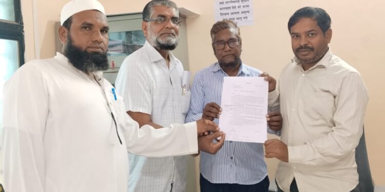 कृषी महाविद्यालयाकडे जाणाऱ्या रस्त्यावर गतिरोधक बसवण्याची मागणी