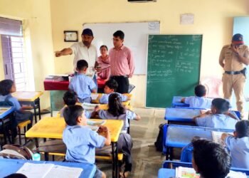 पोटी जिल्हा परिषद शाळेला मुख्य कार्यकारी अधिकारी यांची भेट