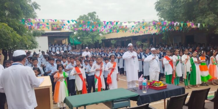 वालूरच्या जिप कन्या शाळेत स्वातंत्र्यदिन उत्साहात