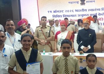पालकमंत्र्यांच्या हस्ते नूतनच्या गुणवंत विद्यार्थ्यांचा सत्कार