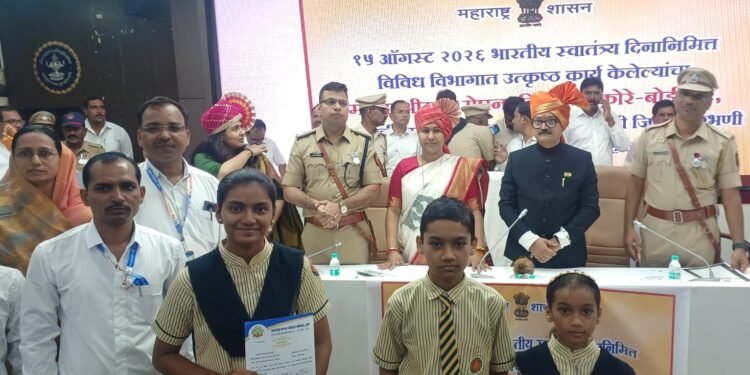 पालकमंत्र्यांच्या हस्ते नूतनच्या गुणवंत विद्यार्थ्यांचा सत्कार