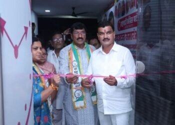 पालकमंत्र्यांच्या हस्ते नगराध्यक्ष परळीकर यांच्या जनसंपर्क कार्यालयाचे उद्घाटन