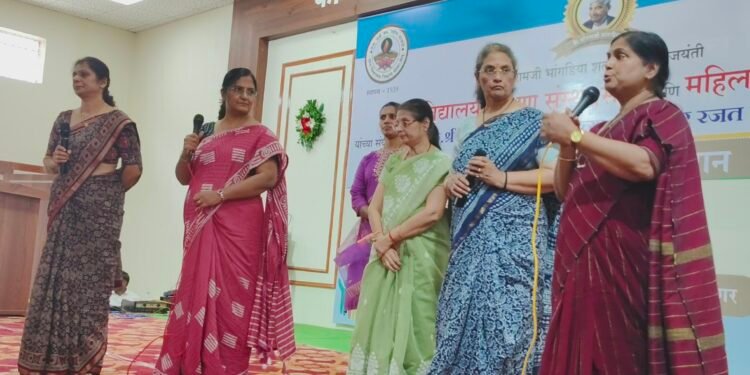 कुटुंबातील संवाद : पाल्यांना वेळ द्या; नात्यांची वीण घट्ट करा
