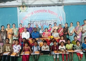 सुवर्णकार महिला मंडळाकडून शालेय साहित्य वाटप