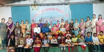 सुवर्णकार महिला मंडळाकडून शालेय साहित्य वाटप