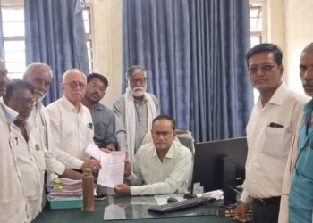 मोरेगाव बंधाऱ्याचे दरवाजे तात्काळ बंद करा