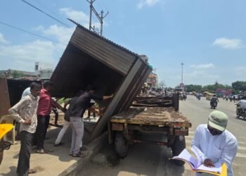 महामार्गावरील अतिक्रमणांवर कारवाईचा बडगा