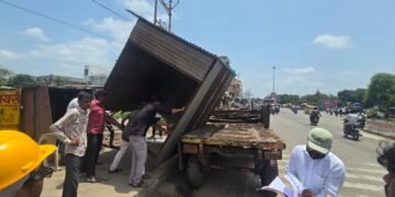 महामार्गावरील अतिक्रमणांवर कारवाईचा बडगा