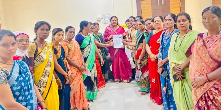 उमेद महिला तालुका संघटनेच्या विविध मागण्यांसाठी आमदार सईताई डहाके यांना निवेदन