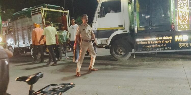 जेव्हा ठाणेदार रस्त्यावर उतरतात..!