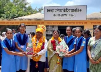 षडानन देशमाने यांच्या जिल्हास्तरीय उत्कृष्ट शिक्षक पुरस्काराचा जल्लोष