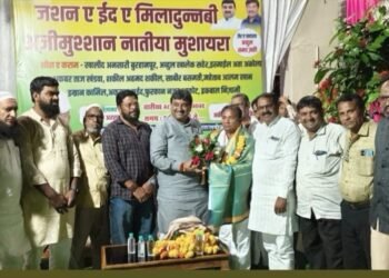 रिमझिम पावसाच्या सरीत रंगला मुशायरा