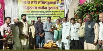 रिमझिम पावसाच्या सरीत रंगला मुशायरा