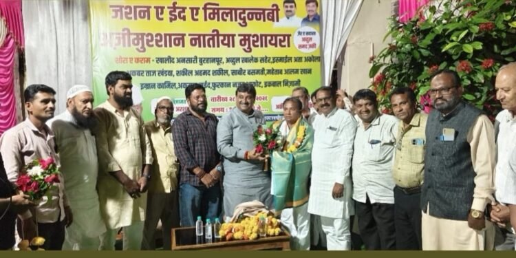 रिमझिम पावसाच्या सरीत रंगला मुशायरा