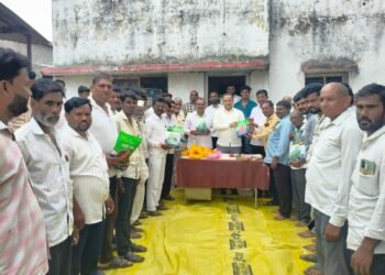 डासाळा येथे पशुपालकांना चारा बियाणे वाटप