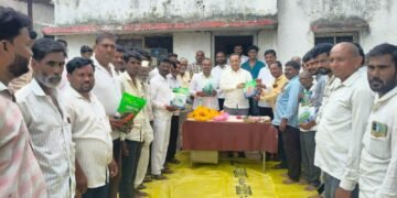 डासाळा येथे पशुपालकांना चारा बियाणे वाटप