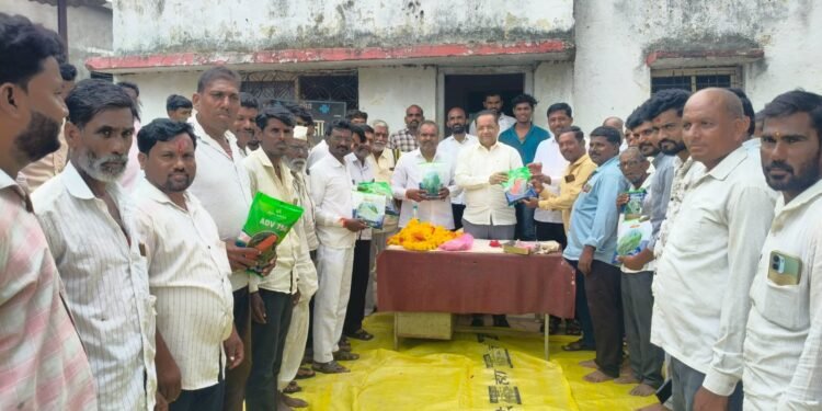 डासाळा येथे पशुपालकांना चारा बियाणे वाटप