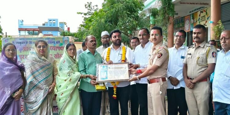 प्रवीण रांजवण यांचा आदर्श मुख्याध्यापक पुरस्काराने गौरव