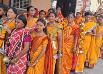 पावसासाठी महिलांची कावड यात्रा