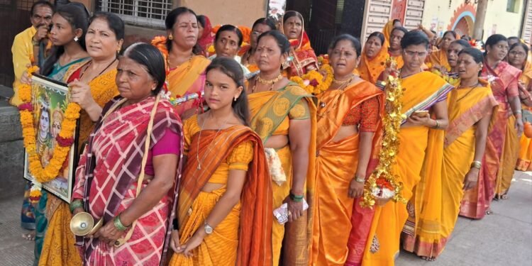 पावसासाठी महिलांची कावड यात्रा